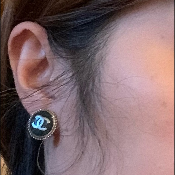 single Chanel Black Earring - Picture 3 of 3